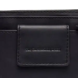 Þessi hagnýta og netta Thompson axlartaska frá The Chesterfield Brand ætti ekki að vanta í fataskápinn þinn!