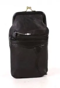 Sigarettuveski Leður með aðalvasa og vasa með rennilás að framan.