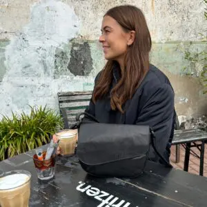 Spikes & Sparrow leðuraskrosspoki með flipa  Genya  Svört