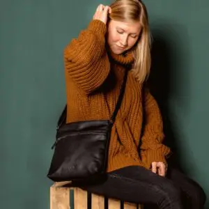Cas8 Laura Axlartaska Svört Vegan