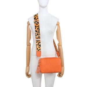 MODA Axlar taska Svört ,með breiðri ól. Stærð H 16 cm Br 23 cm Þ 8 cm