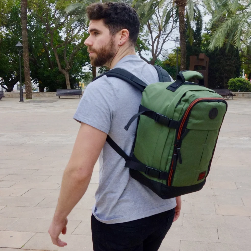 Gert úr endurunnum plastflöskum,Verndum jörðina og umhverfið. Flýgur frítt með Play ,Wizz Air eða Ryanair. Hin fullkomna stærð (40x20x25 cm) fyrir nýjar „ókeypis“ farangursreglur undir sæti. Handfarangur samhæfður ÖLLUM öðrum helstu flugfélögum. Pakkaðu meira en þú heldur í rúmgóðan 20 lítra bakpoka. Opnast eins og ferðataska með sveigjanleg mjúkhliða hönnun sem gefur fullkomið pökkunarfrelsi. Létt hönnun vegur aðeins 500g. Skipulagsvasi að framan með hólfum fyrir iPad, ferðaskilríki, penna og miða. Vasi með skjótum aðgangi framan á tösku. Bólstrað burðarhandfang að ofan.