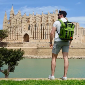 Bakpoki MEMPHIS 24L 40x30x20cm Stílhrein hönnun og fullkomin til að forðast auka handfarangursgjöld hjá flugfélögum eins og PLAY og Wizzair.Er með bólstrað fartölvu/tæknihólf,vatnsflöskuvasa og skipulaggs hólf með lyklaklemmu.Bakpokaólar með stillanlegri brjóstól og sólgleraugnalykkju.Festing til að hengja á ferðatösku.Bakpokinn er vatnsheldur og framleiddur úr endurunnum plastflöskum.
