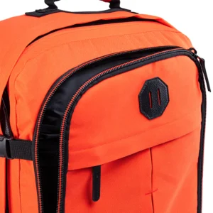 Bakpoki METZ 44L RPET ♻️55X40X20CM Vintage Orange Unnið úr RPET - efni sem er unnið úr plastflöskum eftir neyslu sem venjulega gætu hafa endað á urðunarstað eða í sjó. Handfarangursbakpoki með 55x40x20cm mjúkri skel sem er hannaður til að passa 94% af flufélugum á heimsvísu. Stór 44 lítra farþegataska gerir það mögulegt að fljúga án þess að innrita farangur í lestina. Létt en endingargóð hönnun. 0,7 kg. Er með risastórt 44L aðalpökkunarhólf, skipulags vasa að framan og fljótlegur rennilás sem er tilvalinn fyrir vegabréf og ferðaskilríki. Hástyrkur varanlegur, sturtuheldur og endurvinnanlegur 600D pólýester efni. Stillanlegar axlarólar, burðarhandfang, hliðarstillanleg þjöppunaról og bólstraður vinnuvistfræðilegur bakhluti.