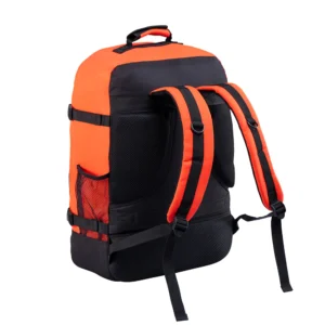 Bakpoki METZ 44L RPET ♻️55X40X20CM Vintage Orange Unnið úr RPET - efni sem er unnið úr plastflöskum eftir neyslu sem venjulega gætu hafa endað á urðunarstað eða í sjó. Handfarangursbakpoki með 55x40x20cm mjúkri skel sem er hannaður til að passa 94% af flufélugum á heimsvísu. Stór 44 lítra farþegataska gerir það mögulegt að fljúga án þess að innrita farangur í lestina. Létt en endingargóð hönnun. 0,7 kg. Er með risastórt 44L aðalpökkunarhólf, skipulags vasa að framan og fljótlegur rennilás sem er tilvalinn fyrir vegabréf og ferðaskilríki. Hástyrkur varanlegur, sturtuheldur og endurvinnanlegur 600D pólýester efni. Stillanlegar axlarólar, burðarhandfang, hliðarstillanleg þjöppunaról og bólstraður vinnuvistfræðilegur bakhluti.