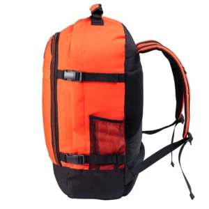 Bakpoki METZ 44L RPET ♻️55X40X20CM Vintage Orange Unnið úr RPET - efni sem er unnið úr plastflöskum eftir neyslu sem venjulega gætu hafa endað á urðunarstað eða í sjó. Handfarangursbakpoki með 55x40x20cm mjúkri skel sem er hannaður til að passa 94% af flufélugum á heimsvísu. Stór 44 lítra farþegataska gerir það mögulegt að fljúga án þess að innrita farangur í lestina. Létt en endingargóð hönnun. 0,7 kg. Er með risastórt 44L aðalpökkunarhólf, skipulags vasa að framan og fljótlegur rennilás sem er tilvalinn fyrir vegabréf og ferðaskilríki. Hástyrkur varanlegur, sturtuheldur og endurvinnanlegur 600D pólýester efni. Stillanlegar axlarólar, burðarhandfang, hliðarstillanleg þjöppunaról og bólstraður vinnuvistfræðilegur bakhluti.