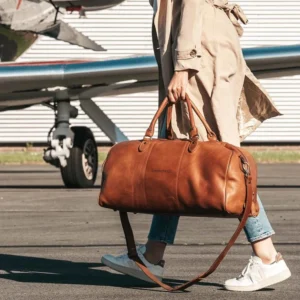 The Chesterfield William Leður Helgartaska. Ertur að fara í burtu um helgina? Þá er THE CHESTERFIELD leðurhelgartaskan okkar William fullkomin fyrir þig! Þessi rúmgóða helgartaska býður upp á nóg geymslupláss fyrir allt dótið þitt og er líka stílhrein og flott. Þessi glæsilega helgartaska er mjög hentug til að nota sem íþróttatösku,og í helgarfríið.Þessi helgartaska úr leðri hefur stórt aðalhólf (43 lítrar) með auka renndum vasa að innan. Aðalhólfið lokast með fallegum og sléttum rennilás. Þessi helgartaska kemur með langri og stillanlegri axlaról. Handföngin eru extra breið og því þægileg í hendinni. Þú getur auðveldlega viðhaldið þessari tösku með leðurvaxinu okkar, þetta er hreinsi- og viðhaldsvara í einu.