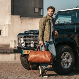 Liam helgartaskan er fullkomin stærð fyrir handfarangurinn þinn eða helgarfrí í sveitinni. Þú getur sett allar eigur þínar fyrir ferðina þína í stóra aðalhólfið og einnig er hólf með rennilás til að geyma vegabréfið þitt og mikilvæg skjöl á öruggan hátt. Leðrið einkennist af mjúkri tilfinningu og tvítóna litaáhrifum, sem tryggir bæði þægindi og stíl þegar þú leggur leið þína á áfangastað. Auðvelt er að meðhöndla leðrið með mjúkum klút.Þessi sérstaka vaxmeðferð mun hjálpa til við að endurheimta leðrið í upprunalegt útlit. Og taskan þín mun líta út eins og ný alla ævi!