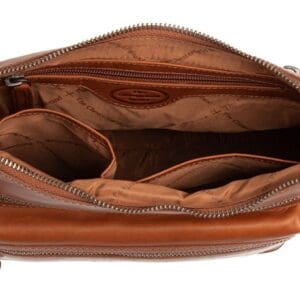 The Chesterfield RONDA Leður Coníak Ertu að leita að axlartösku úr leðri sem þú getur vel borið allan daginn, sem passar og lítur líka út fyrir að vera smart? Þá er þessi leðuraxlartaska Ronda frá The Chesterfield Brand taskan sem þú ert að leita að! Með þessari axlartösku fylgja tvær losanlegar axlarólar, þar af önnur stillanleg. Þetta gerir þér kleift að bera töskuna á þann hátt sem þér hentar best; yfir öxlina, sem crossbody eða einfaldlega í hendinni. Taskan er með rúmgott aðalhólf sem býður upp á nóg pláss fyrir mikilvæga dótið þitt eins og símann þinn, veski, lykla, (sól)gleraugu og fleira. Það eru nokkur geymsluhólf í aðalhólfinu. Að framan og aftan er taskan með fleiri renndum vösum. Í þessum geturðu örugglega geymt smærri eigur þínar. Helstu eiginleikar töskunnar eru: Tvær axlarólar sem hægt er að taka af, þar af ein stillanleg Rúmgott aðalhólf með mörgum vösum