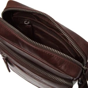 The Chesterfield Arenas Hagnýt leðurtaska til daglegrar notkunar er enginn lúxus. Með Arenas ertu kominn á réttan stað! Fullkomið til daglegrar notkunar til að bera allar nauðsynlegar nauðsynjar. Með töskunni fylgir stillanleg axlaról. Þetta gerir þér kleift að klæðast töskunni í hvaða lengd sem þú vilt. Aðalhólf töskunnar er með rennilás. Þetta hólf býður upp á nóg pláss fyrir það sem þú mátt ekki missa af; síma, lykla, (sól)gleraugu og veski. Inni í aðalhólfinu er auka geymsluhólf með rennilás og vasa fyrir símann þinn. Að framan eru tveir vasar með rennilás. Hér getur þú örugglega geymt smærri hluti og passað að missa þá ekki. Einnig á bakinu er vasi með rennilás til að geyma smáhluti.
