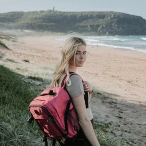 Gert úr endurunnum plastflöskum,Verndum jörðina og umhverfið. Flýgur frítt með Play ,Wizz Air eða Ryanair