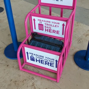 Viltu forðast auka handfarangursgjöld hjá Play eða Wizz Air Anode 24L handfarangur á tveimur hjólum er fullkomin stærð sem passar auðveldlega undir sæti og sparar þér að borga aukagjöld. Stærð 40x30x20cm og létt 1,9 kg, Anode er úr ABS efni og er með sterkum 8 mm rennilás.Létt tveggja þrepa handfangið nær upp í 95 cm.
