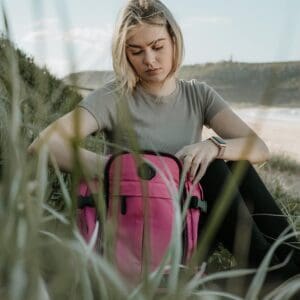 Gert úr endurunnum plastflöskum,Verndum jörðina og umhverfið. Flýgur frítt með Play ,Wizz Air eða Ryanair
