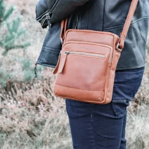 Tilvalin axlartaska úr leðri fyrir borgarferðina, verslunardaginn eða þegar þú ert á ferðinni.