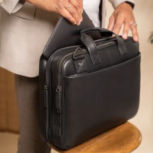 The Chesterfield Iseo 15″ Tölvutaska Svört