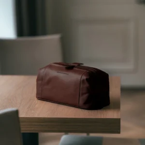 The Chesterfield Vince Brún Snyrtitaska